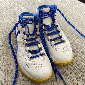 Curry basketball shoes 4y